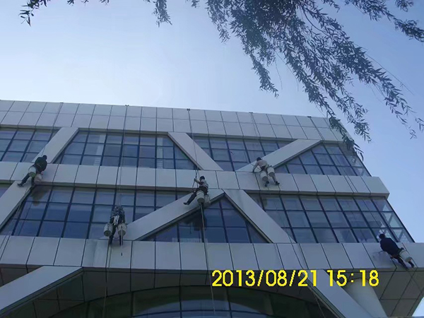 清洗城陽(yáng)百姓樂(lè)園外墻完工